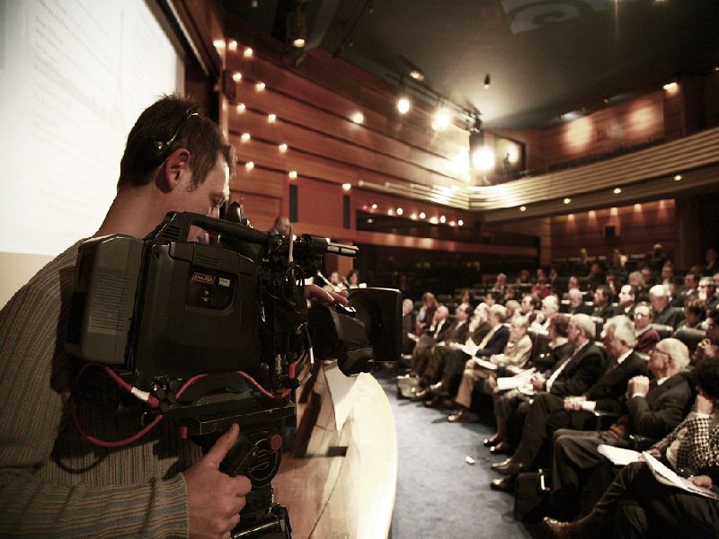 images/inbrov/B tournage dans l'auditorium de la maison du barreau.jpg